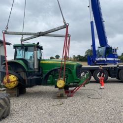 John Deere traktor serviceres inden salg ved ST Maskiner i Vejle