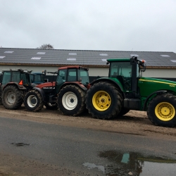 Traktorer, herunder en John Deere traktor, til salg ved ST Maskiner i Vejle